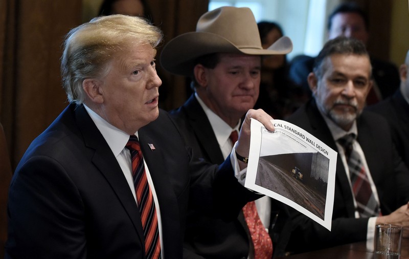 FOTO | Donald Trump a dat autograf pe zidul de frontieră dintre SUA și Mexic