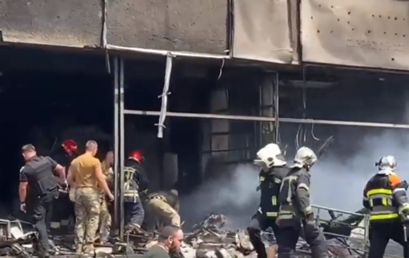 Imagini din centrul orașului Vinița, după atacul cu rachete rusești, soldat cu zeci de morți și răniți