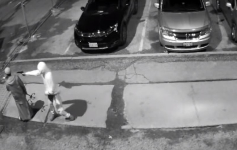 VIDEO / Momentul șocant în care un bărbat trage cu arma spre capul unui om. Acesta nici nu a realizat cât de aproape a fost de moarte