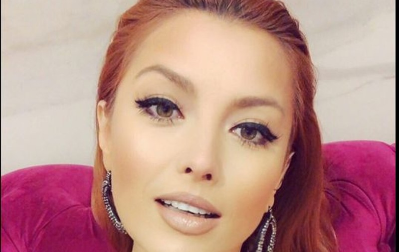 Experiența de care a avut parte Elena Gheorghe în timp ce poza. "Oamenii care treceau râdeau în hohote"