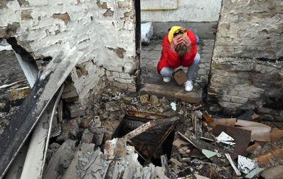 27 aprilie 2022, Irpin, Ucraina: O femeie și-a găsit locuința complet distrusă, când a revenit să vadă ce a rămas din ea Foto: Profimedia