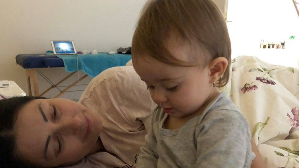 Cum a reacâionat fetița Gabrielei Cristea când a fost scoasă la zăpadă. "Mimoză, mimozică"