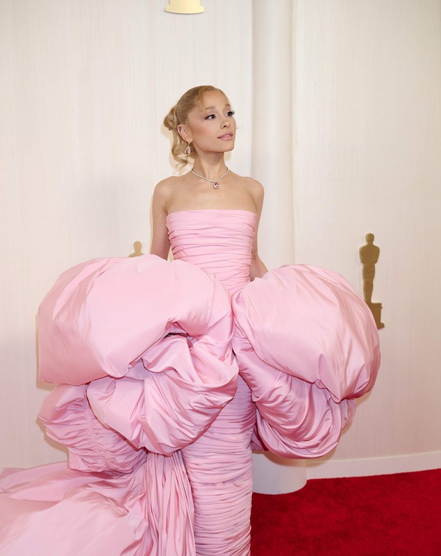 Ariana Grande, printre vedetele prost îmbrăcate de la Oscar 2024. Criticii de modă i-au comparat ținuta excentrică cu o „cuvertură”