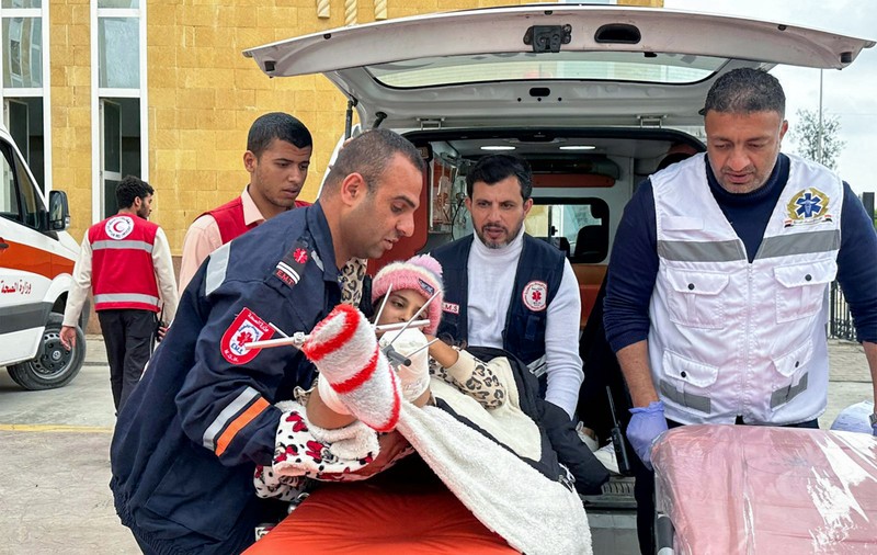 Un paramedic palestinian din Gaza povestește cum îi tratează armata israeliană pe colegii săi: „Am fost umiliți cu toții, dezbrăcați, bătuți". VIDEO