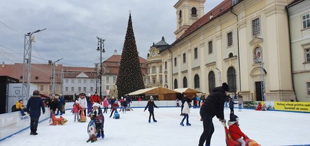 Patinoarul și bradul de Crăciun din Piața Mare.