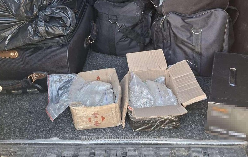 Captură-surpriză la vamă. Ce au descoperit polițiștii într-un microbuz care venea din Ucraina