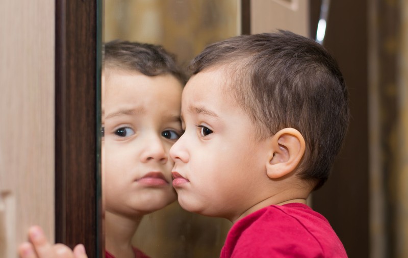 Copiii cu autism, victimele neştiute ale izolării. Psiholog: „Riscă să involueze şi să piardă abilităţi”