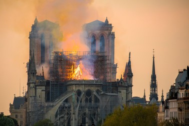Pe 15 aprilie 2019, catedrala Nostre Dame a fost cuprinsă de un incendiu devastator