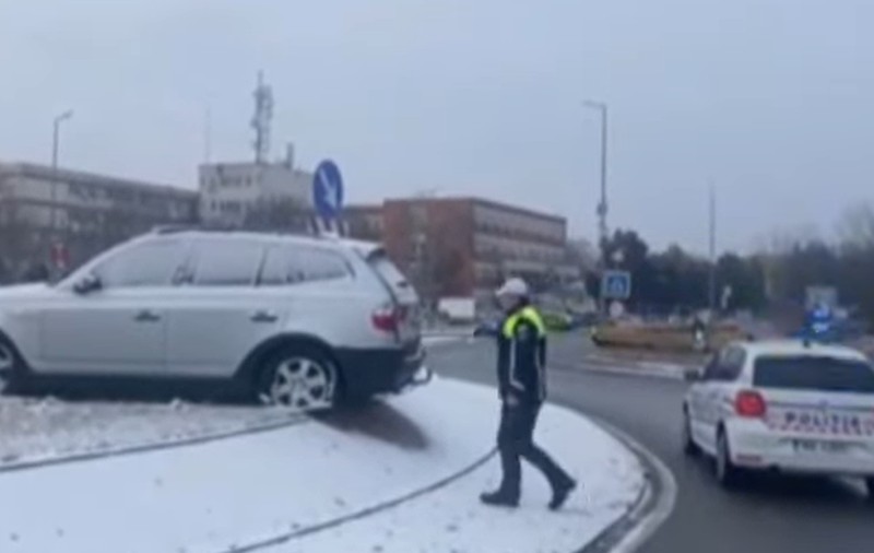 Un șofer băut care mergea la Craiova a ajuns cu mașina în mijlocul unui sens giratoriu și a plecat de la locul accidentului