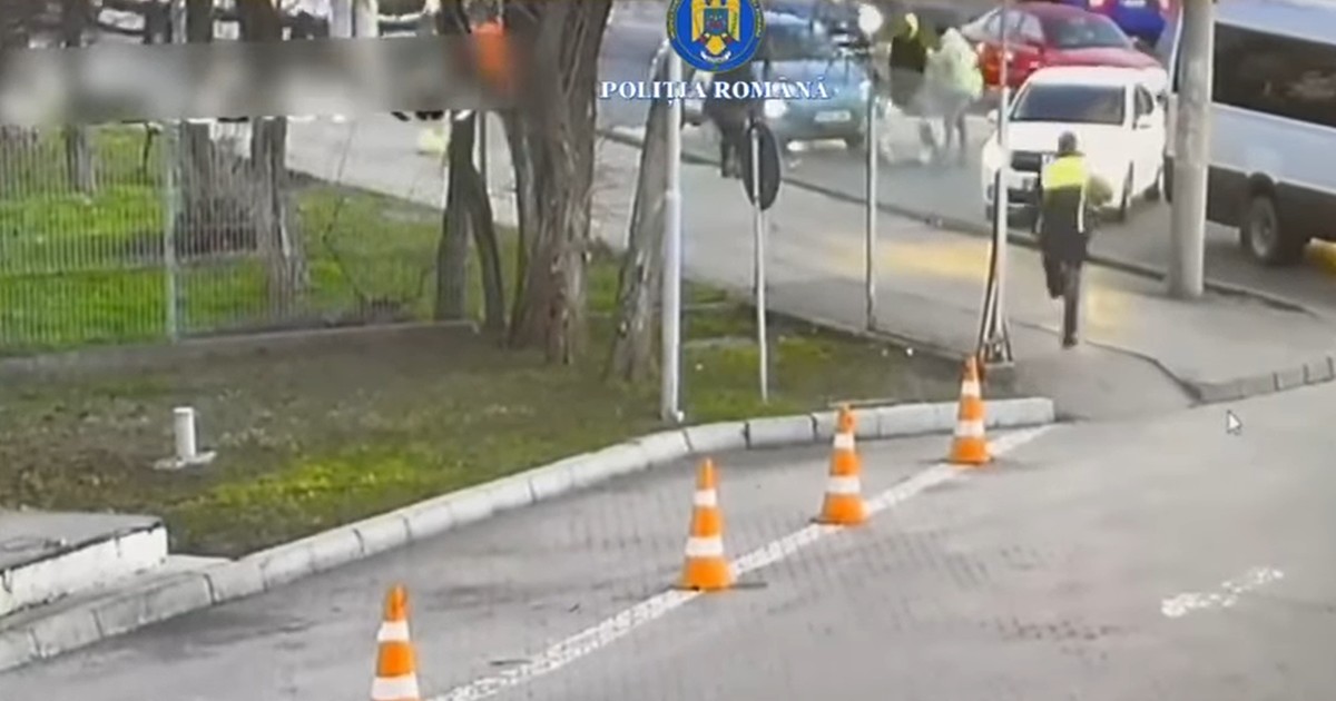 Un polițist alergă spre locul unei altercații pe o stradă din Ploiești, 10 martie 2026