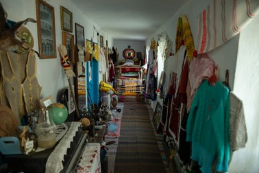 Holul lung al casei și încă o cameră adăpostesc costume populare și obiecte vechi de un secol. Foto: Vlad Chirea