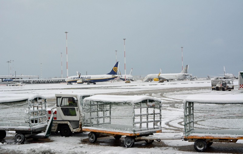 UPDATE / Românii blocați în Roma din cauza vremii, lăsați să-și plătească singuri cazarea două nopți de Ryanair