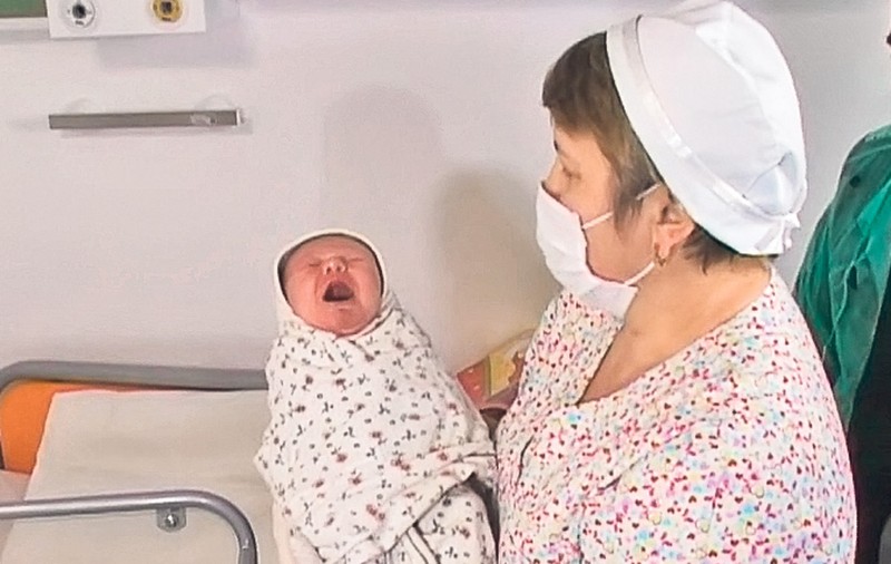 Dramă într-o familie din Iaşi chiar în ziua de Crăciun! Fetiţa - sănătoasă tun, mama - la Reanimare