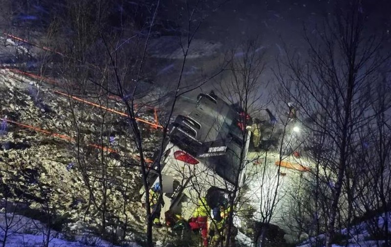 Un autobuz cu 58 de pasageri a plonjat într-un lac din Norvegia. Cel puțin trei oameni au murit și patru sunt răniți | VIDEO