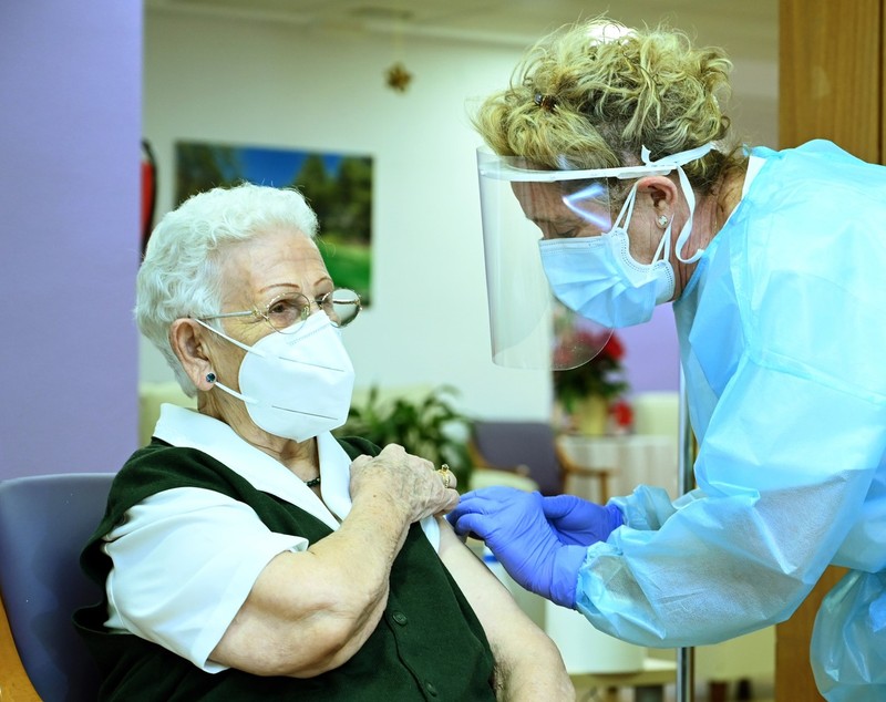 Demnitatea veteranilor români, care-și așteaptă rândul la vaccinare, după ce alte țări au început cu ei: „Nu mă grăbesc”