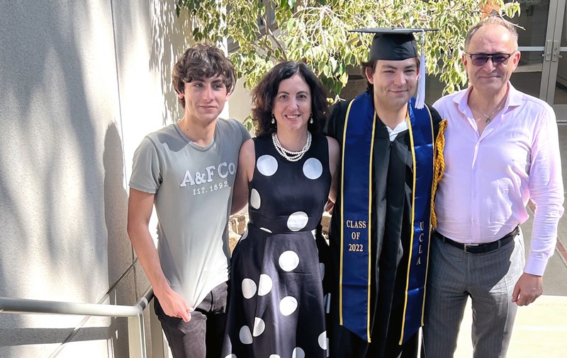 ROMÂNI COMPETENȚI. Acasă, în California, la doctorul român cu cea mai importantă funcție în școala de medicină americană: „Au trecut mulți ani până n-am mai avut coșmaruri cu minerii veniți în București!”