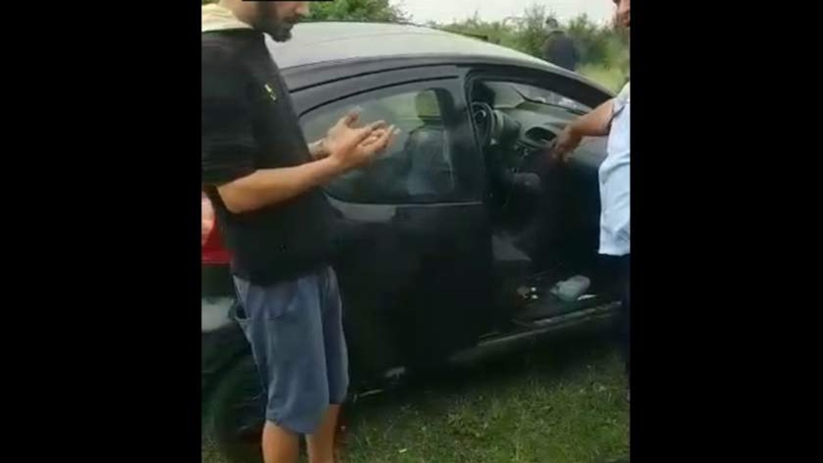 Un șofer beat și drogat a fugit de polițisti pe un câmp. Fotografie de la fața locului