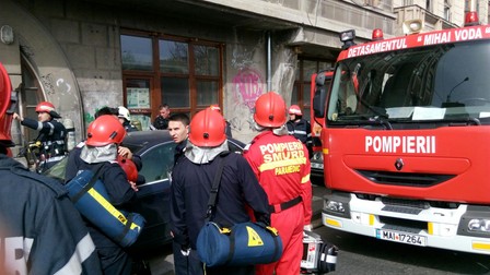 Zeci de pompieri de la ISU ”Dealul Spirii” București-Ilfov au participat la stingerea incendiului