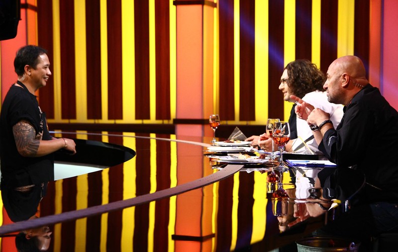 Filipinezul Giulius Guttierez urcă pe scena X Factor, după ce și-a arătat talentul la ”Chefi la cuțite”