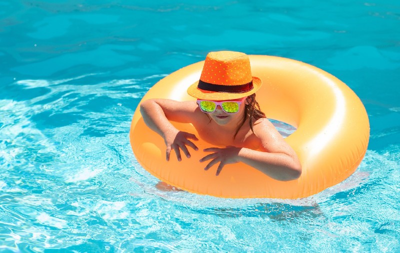 Cât costă să petreci Rusaliile la piscină în București: cine a rămas în Capitală s-a conformat