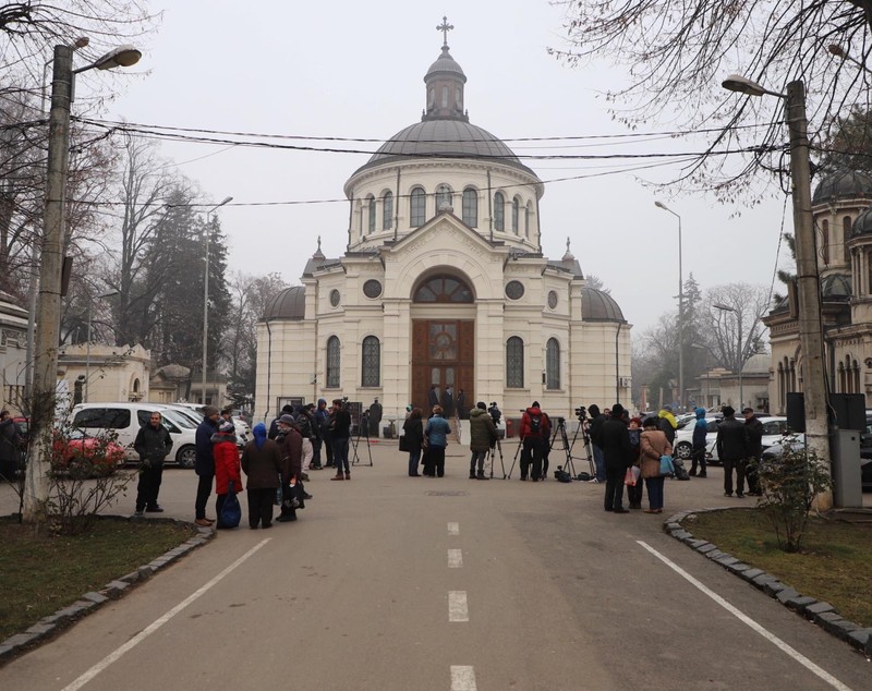 Momente dureroase la capela Cimitirului Bellu. Familia și prietenii își iau rămas bun de la Cristina Țopescu
