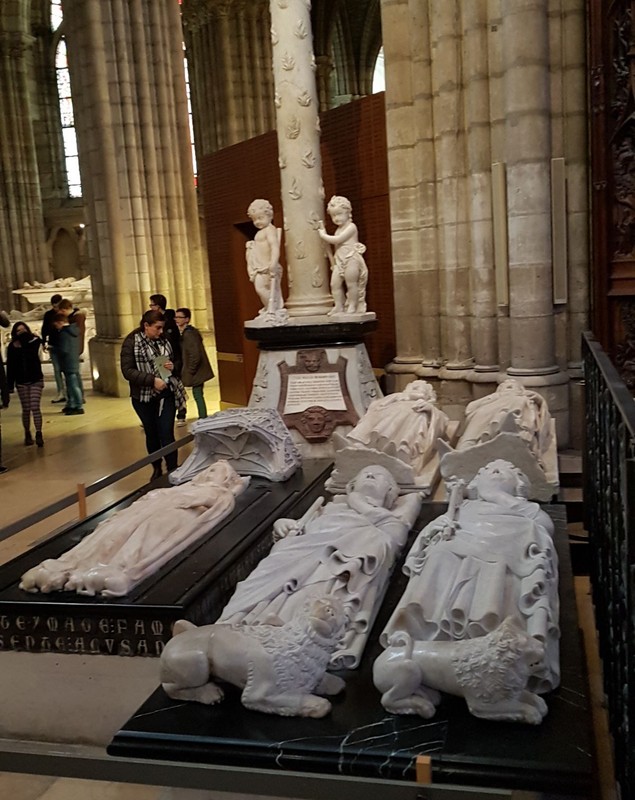 FOTO/Târgul de Crăciun din Saint-Denis - Paris are puțin din farmecul românesc. Un artizan francez imprimă haine cu imagini din București