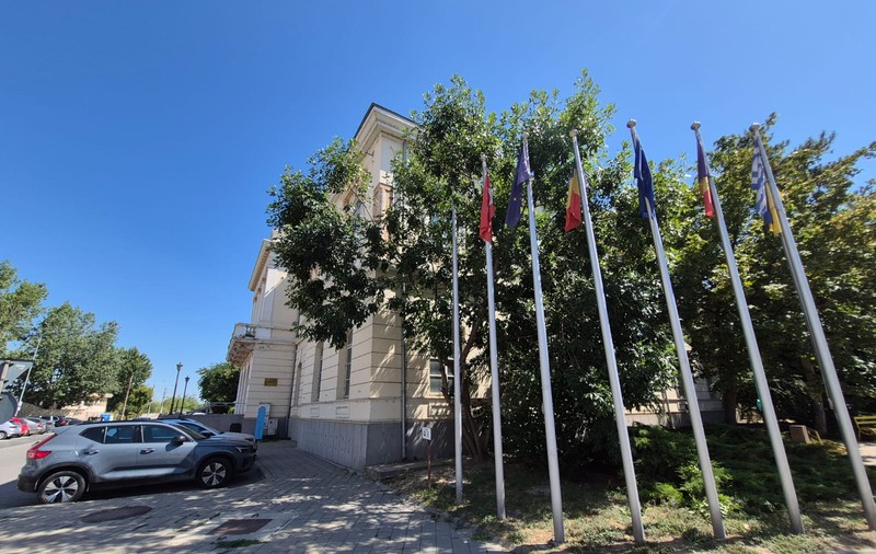 Horia Teodorescu, șeful CJ Tulcea, a spus că nu a știut de steagul Rusiei, deşi firma sa dispune de un apartament în blocul de lângă Muzeul de Artă