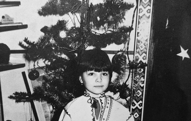 O VEZI DES LA TELEVIZOR, DAR NU O RECUNOŞTI LÂNGĂ POMIŞOR! CINE CREZI CĂ E SCUMPETEA ASTA DE FETIŢĂ?