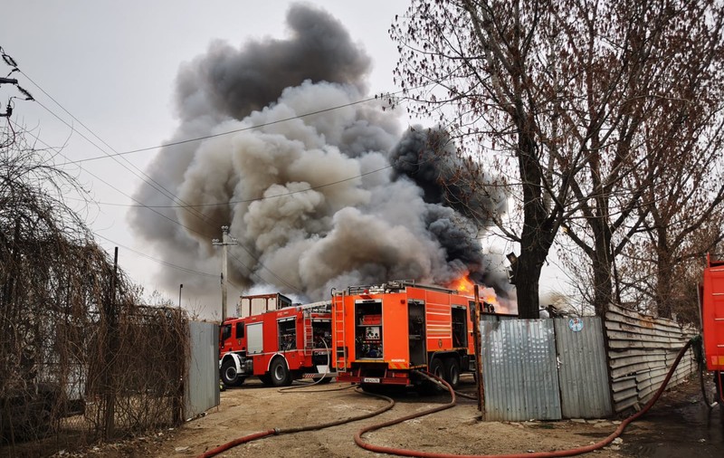 S-a încheiat intervenția pompierilor de la centrul de deșeuri din Glina. Autoritățile au deschis o anchetă în urma incendiului