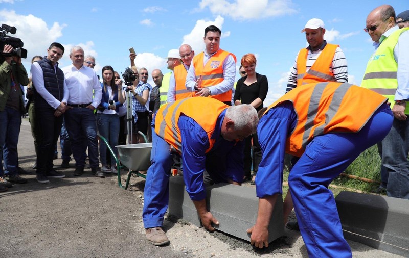 Cum arată de fapt șantierul drumului expres Craiova-Piteşti, inaugurat miercuri de Liviu Dragnea și „golit” a doua zi de utilaje și muncitori: s-a trasat un drum tehnic şi o cale de acces printr-un lan de grâu!