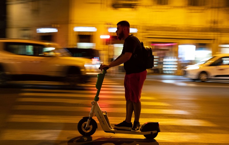 Amendă de 400 de euro pentru cei care nu au plăcuțe de înmatriculare pentru trotinete, în Italia