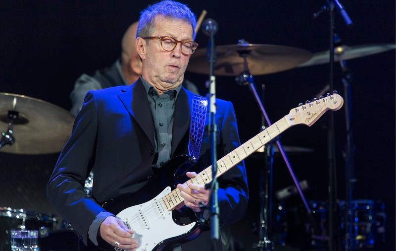 Eric Clapton s-a vaccinat cu AstraZeneca. Ce reacții adverse a avut cântărețul