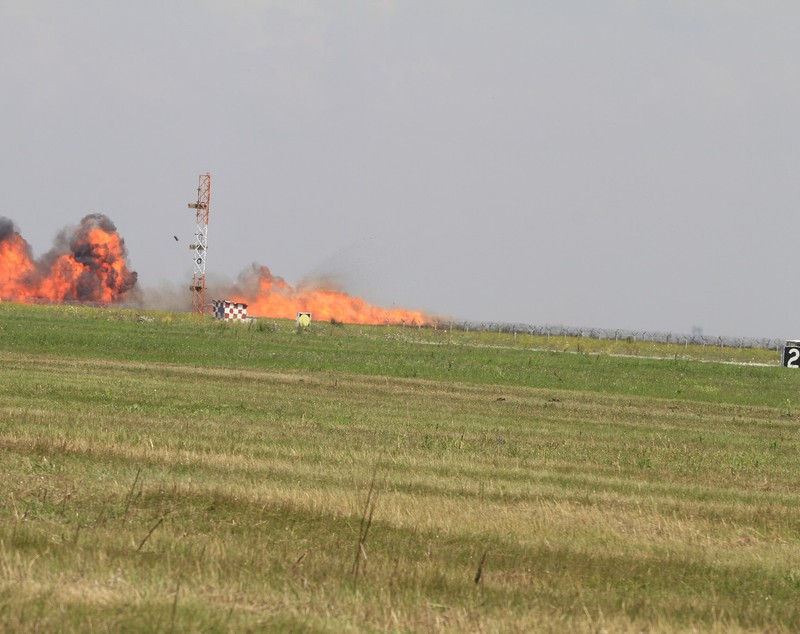 UPDATE | Un MiG-21 Lancer s-a prăbușit la Baza Borcea, în timpul unui show aviatic. Pilotul a murit carbonizat (FOTO&VIDEO)