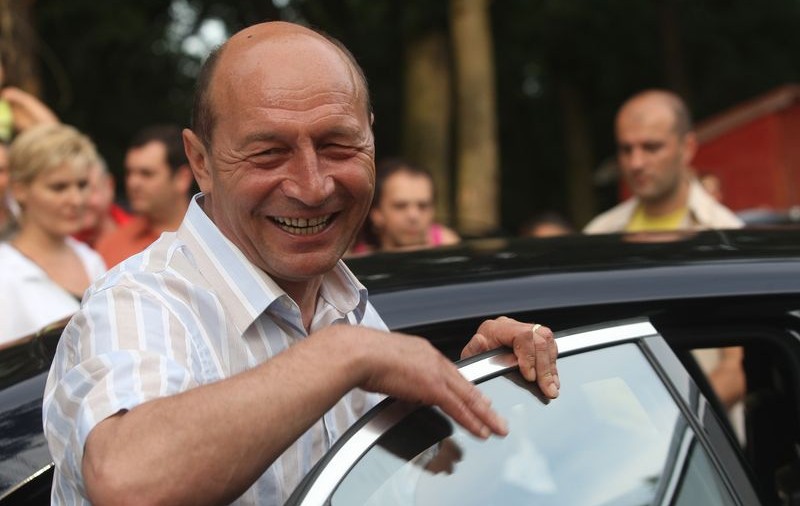 Băsescu: "Vă iubesc în mod egal pe toţi cei cu buletin românesc" 