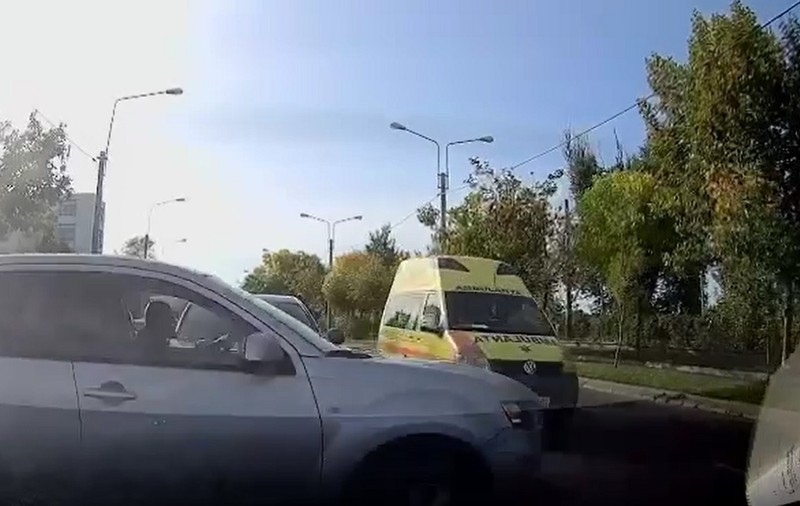 Ambulanță filmată când lovește o mașină, circulând pe contrasens cu girofaruri și fără semnal acustic, pe strada Petricani, în București