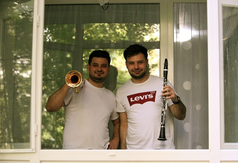 Alex și Bogdan Mavroean au cântat pentru vecinii lor