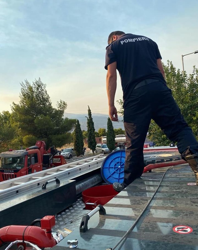 Pompierii români trimiși în Grecia intervin pe insula Evia, care arde ca o torță uriașă de câteva zile