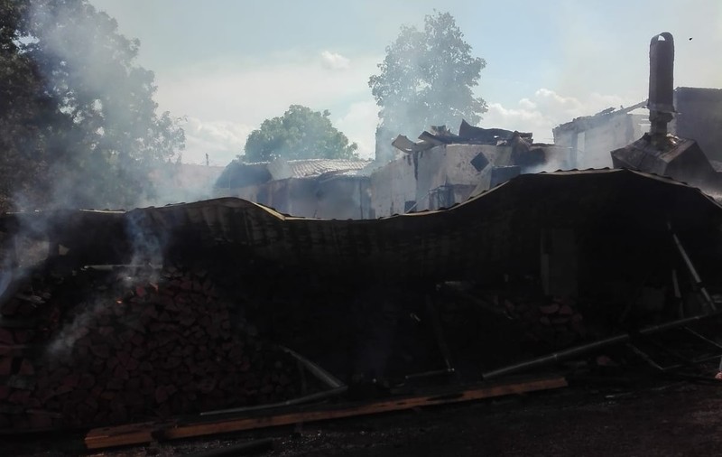 UPDATE/ Patru case din Tulnici, Vrancea, cuprinse de flăcări. Pompierii au localizat incendiul/ GALERIE FOTO&VIDEO