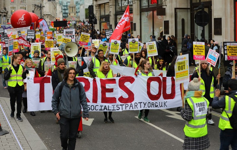 Protest al ”vestelor galbene” în Londra. Englezii au ieșit în stradă pentru a cere alegeri generale anticipate
