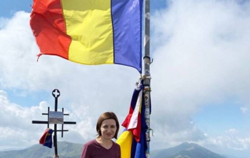 Maia Sandu a urcat pe Vârful Moldoveanu. „Îmi place mișcarea în aer liber”