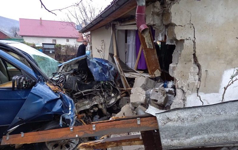 Șofer scăpat teafăr după s-a izbit violent de peretele unei case din Bârsana. Gospodăria s-a dărâmat