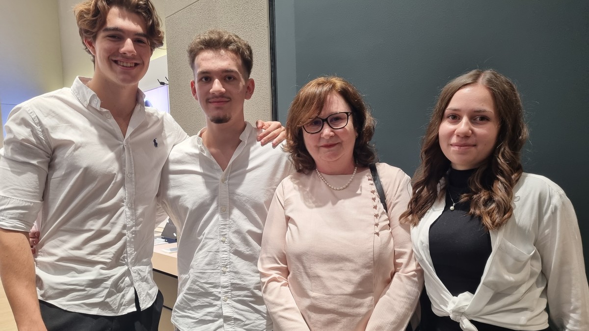 Grup de elevi alături de profesoara lor