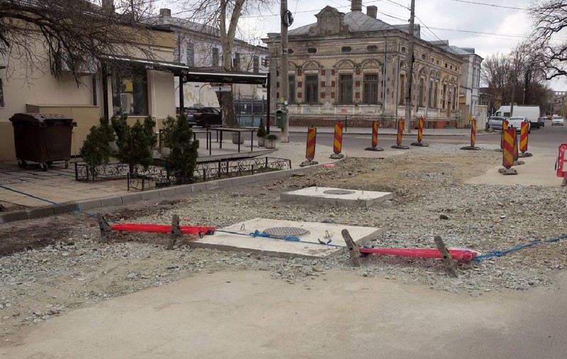 O conductă de 20 de metri din Brăila a distrus o intersecție acum două luni: s-a pus strat de piatră, dar apoi utilajele au dispărut
