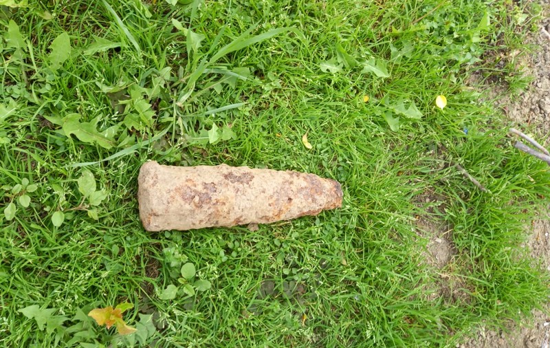 Un giurgiuvean care săpa în curtea casei a găsit un proiectil explozibil. E al șaselea descoperit în Giurgiu de la începutul anului
