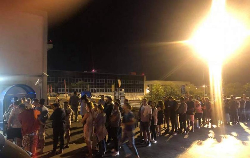 Blocaj pe Aeroportul Otopeni. Cozi uriașe s-au format la aparatele de taxat parcarea