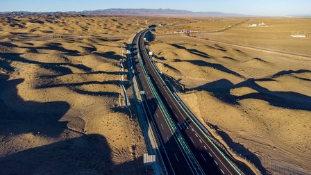 Autostrada traversează, pe 500 km, deșertul Gobi. Foto: Profimedia Images