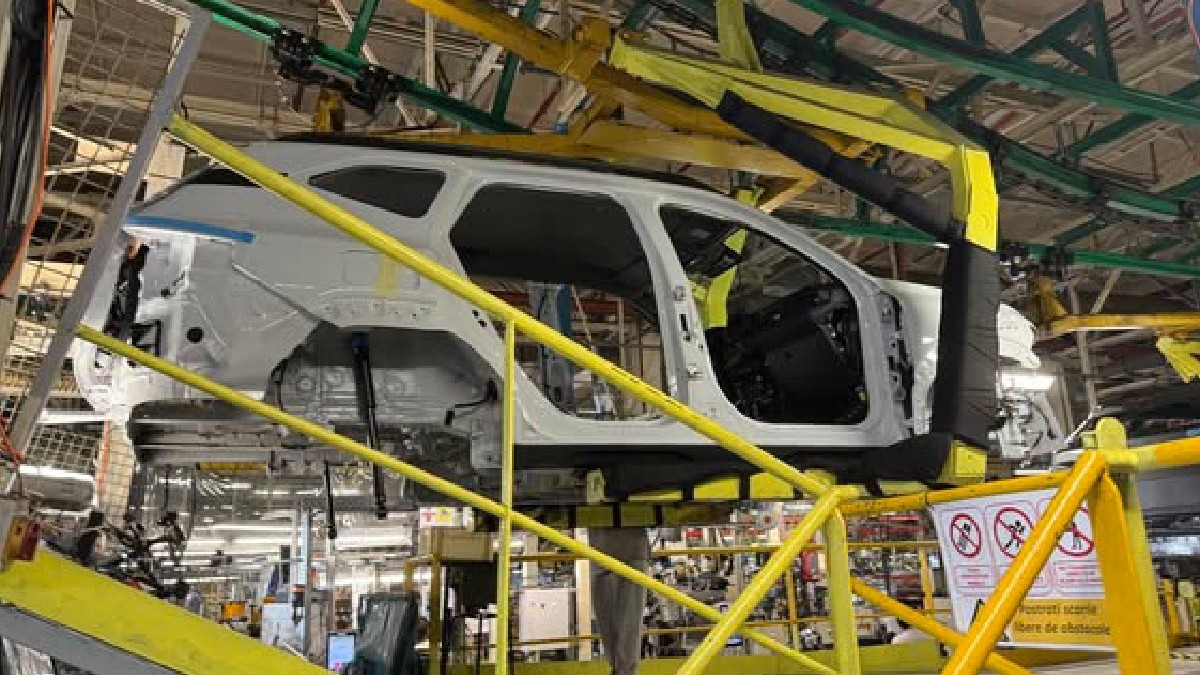 o caroserie albă Dacia în fabrica