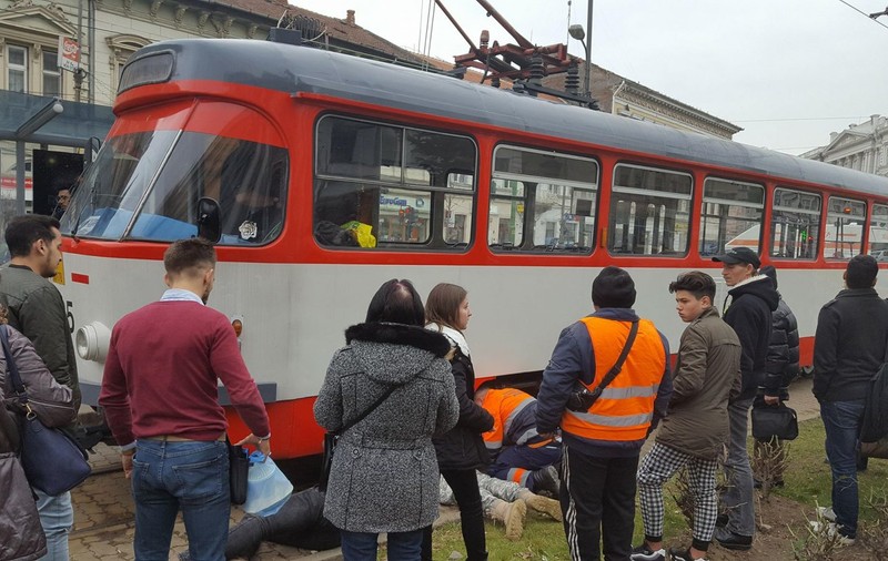UPDATE: Fetița călcată de tramvai la Arad a fost salvată. Copila se uita în telefonul mobil când a fost lovită