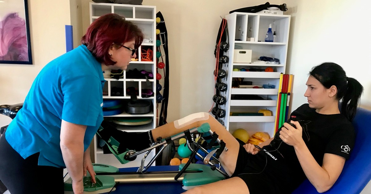 Cristina Neagu, în timpul unei ședințe de recuperare