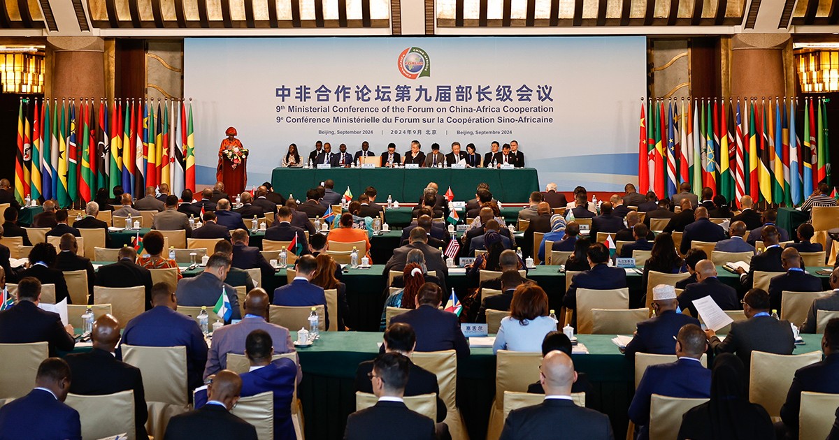 BEIJING, CHINA - 3 SEPTEMBRIE: Ministrul de externe al Senegalului, Yassine Fall, susține un discurs la conferința ministerială a Summitului din 2024 al Forumului pentru Cooperare China-Africa (FOCAC), pe 3 septembrie 2024, la Beijing, China. Forumul diplomatic dintre China și națiunile africane se desfășoară o dată la trei ani și are loc la Beijing în perioada 4-6 septembrie. (Fotografie de Tingshu Wang-Pool/Getty Images)